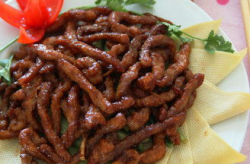 京酱肉丝家常做法,酱香四溢，肉嫩葱香，轻松学会的北京传统美食